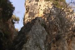 Ογκόλιθος απειλεί σπίτια στον Άγιο Κωνσταντίνο