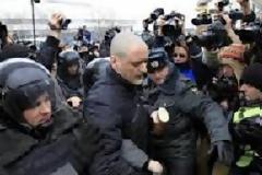 Επεισόδια έξω από το κανάλι NTV στη Μόσχα!