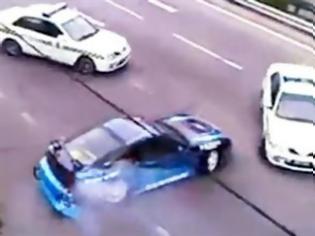 Φωτογραφία για VIDEO:Ένας drifter ρεζιλεύει 3 περιπολικά της αστυνομίας!