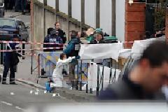 NEONAZI BΛΕΠΟΥΝ ΠΙΣΩ ΑΠΟ ΤΟ ΜΑΚΕΛΕΙΟ ΣΤΗΝ ΤΟΥΛΟΥΖΗ