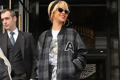 RIHANNA: Ντύνομαι προκλητικά γιατί έχω ανασφάλειες με το σώμα μου