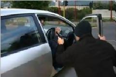 Στήνουν ενέδρες στα φανάρια και επιτίθενται στους οδηγούς