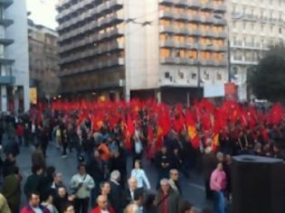 Φωτογραφία για Σε εξέλιξη η συγκέντρωση του ΚΚΕ στο Σύνταγμα-Πάνω από 10.000 άτομα