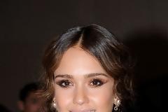 Η Jessica Alba ετοιμάζει βιβλίο