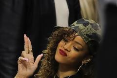H Rihanna σχεδιάζει δική της σειρά ρούχων