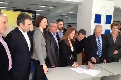 Εν μέσω γέλιων και χαράς υπέγραψε η Μίκα το νέο της συμβόλαιο (φώτο)