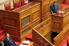 Αντεγκλήσεις Καρατζαφέρη-Σαχινίδη στη Βουλή