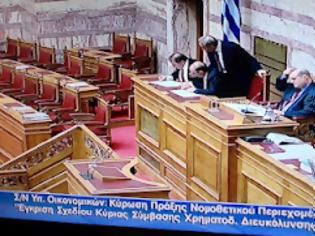 Φωτογραφία για Πέρασε η δανειακή σύμβαση με 213 ναι ...