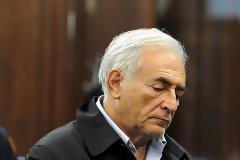 Μετά το Κέμπριτζ, ανεπιθύμητος και στην Ευρωβουλή ο Στρος-Καν