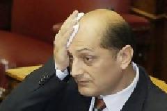 Σε απόγνωση ο Καρατζαφέρης: ανακοίνωσε την «μεταγραφή» του Μαντούβαλου