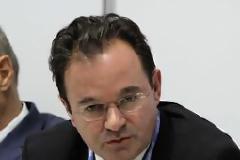 O Παπακωνσταντίνου εξηγεί, ακούει κανείς;