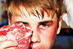 O Justin Bieber τρώει ξύλο