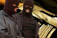 Σαν... κύριοι τέσσερις ληστές με “καλάσνικοφ” μπήκαν σε χρυσοχοείο στις Αχαρνές.