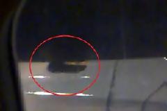 VIDEO: Οι επιβάτες εγκατέλειψαν το αεροπλάνο λόγω... τρύπας στη μηχανή!