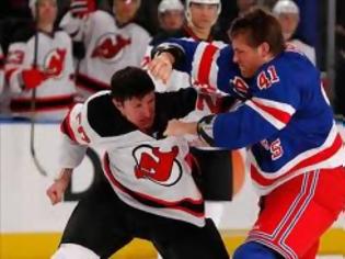 Φωτογραφία για Devils vs Rangers, ξύλο μεταξύ αντιπάλων στο Ice Hockey!