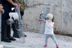 ΦΩΤΟ: Όταν ένα κοριτσάκι τα βάζει με τα ΜΑΤ