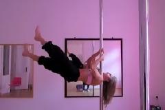 Κάνει pole dancing με απίστευτο ταλέντο! Δείτε το Moonwalk όπως δεν το έχετε ξαναδεί
