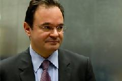 Εκλιπαρεί και πιέζει για να γλιτώσει ο Παπακωνσταντίνου