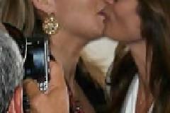 Δύο πασίγνωστες κυρίες φιλήθηκαν στο στόμα! (φώτο)