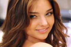 Μαθήματα γιόγκα για άνδρες από τη Miranda Kerr