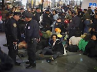 Φωτογραφία για Συλλήψεις και εκκένωση πάρκου στη Νέα Υόρκη