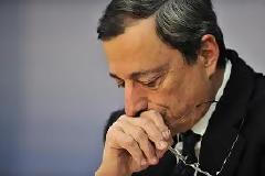 Yπεραμύνεται της παρέμβασης της ΕΚΤ υπέρ των τραπεζών ο Ντράγκι
