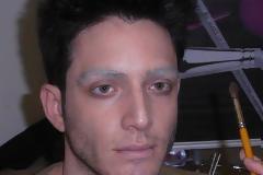 Με το look του νεκρού ο Θεοχάρης!