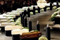 ΣΥΓΚΛΟΝΙΣΤΙΚΕΣ ΦΩΤΟ: Χιλιάδες κόσμου στις κηδείες 15 παιδιών