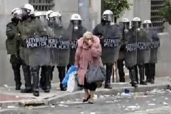 Τί κορυφαίο είπε μια γιαγιά σε έναν ΜΑΤατζή στο Σύνταγμα...