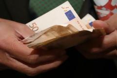 «Μαχαίρι» στους μισθούς βάζουν οι επιχειρήσεις