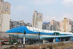 Ένα Boing 747 στην μέση της πόλης! [PICS]
