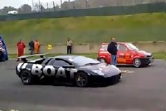 Μια αταίριαστη ιταλική κόντρα! Lamborghini VS Fiat! (VID)