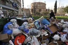 Ακινητοποιήθηκαν τα απορριμματοφόρα στη Θεσσαλονίκη – Κίνδυνος να γεμίσει σκουπίδια η πόλη