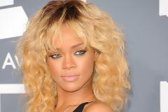 H Rihanna έχει σχέση με τον Ashton Kutcher;