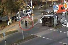 Αστυνομικός γλύτωσε από θαύμα.. σε τροχαίο (Video)