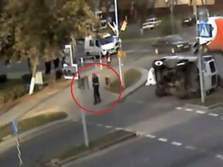Φωτογραφία για Αστυνομικός γλύτωσε από θαύμα.. σε τροχαίο (Video)