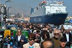 Χίος: Ναυτικοί απέκλεισαν το λιμάνι του νησιού [video]