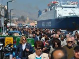 Φωτογραφία για Χίος: Ναυτικοί απέκλεισαν το λιμάνι του νησιού [video]