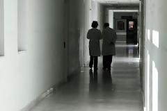 Αντί να τιμωρήσουν τους γιατρούς για τις 