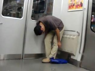 Φωτογραφία για VIDEO: Γιαπωνέζος κοιμάται όρθιος στο Μετρό