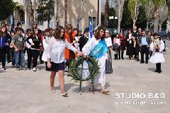 Κατάθεση στεφάνων από μαθητές στο άγαλμα του Καποδίστρια στο Ναύπλιο