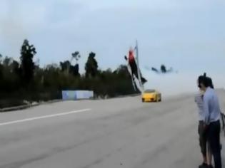 Φωτογραφία για VIDEO: Κόντρα ανάμεσα σε αεροπλάνο και Lamborghini!