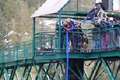Bungee Jumping με ....αναπηρικό καροτσάκι