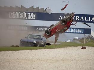 Φωτογραφία για VIDEO: Τι τρακάρει καλύτερα; Μια Porsche 911 του 1977 ή ένα ελικόπτερο;