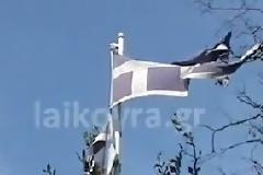Κουρελιασμένη σημαία στο Ηρώο στα Παλατίτσια του δήμου Βέροιας