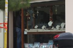 Απήγαγαν υπάλληλο και την γυναίκα του και αφού άδειασαν κοσμηματοπωλείο τους εγκατέλειψαν σε ερημική περιοχή
