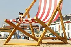 Με αυτή τη γιγαντιαία ξαπλώστρα θα γιορτάσουν την έναρξη του καλοκαιριού στο Bournemouth της Αγγλίας! [video]