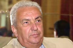 Δεν αποχωρεί...