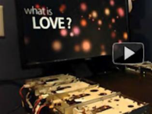 Φωτογραφία για 8 Floppy Drives παίζουν το «What is Love» (Video)