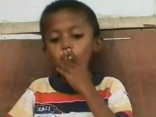 Φωτογραφία για VIDEO-ΣΟΚ: Ένας 8χρονος καπνίζει 25 τσιγάρα καθημερινά!